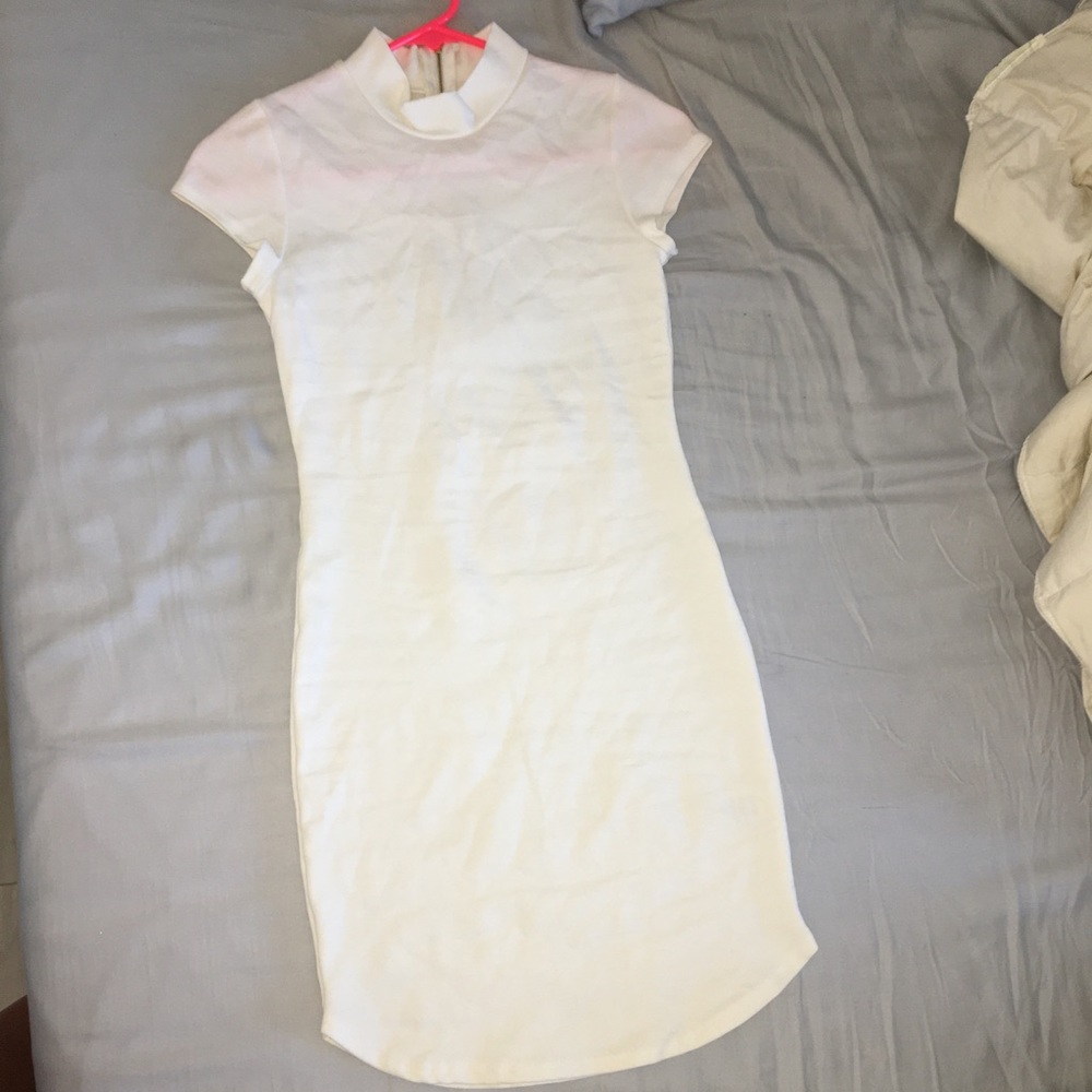 White High Neck “T-Shirt” Style Zip Up Dress 🌼